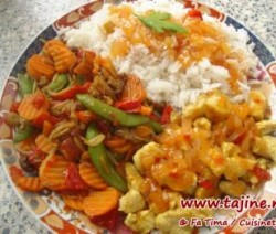 Kip met basmati-rijst en wokgroenten in zoetzure saus
