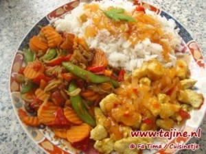 Kip met basmati-rijst en wokgroenten in zoetzure saus